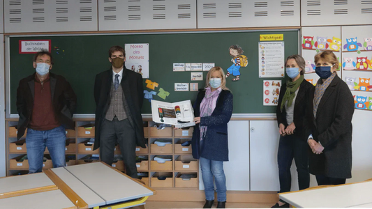 CO2 Ampeln für Klassenzimmer der Grundschule Rohrdorf übergeben
